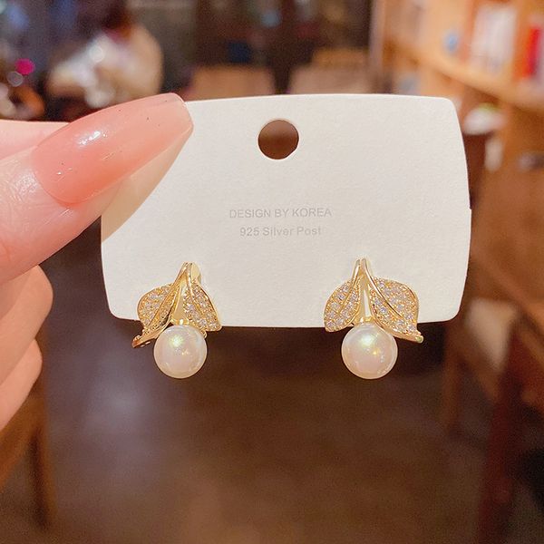 earrings s925 silver needle south new exquisite leaf inlaid earrings women's versatile temperament light small pearl, Golden;silver
earrings s925 silver needle south new exquisite leaf inlaid earrings women's versatile temperament light small pearl, Golden;silver