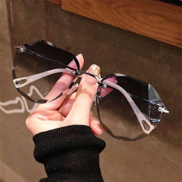 sun glass eyewear sunglasses women's fashion new anti ultraviolet tan sunglasses round face slim fashion glasses with cases, White;black
sun glass eyewear sunglasses women's fashion new anti ultraviolet tan sunglasses round face slim fashion glasses with cases, White;black