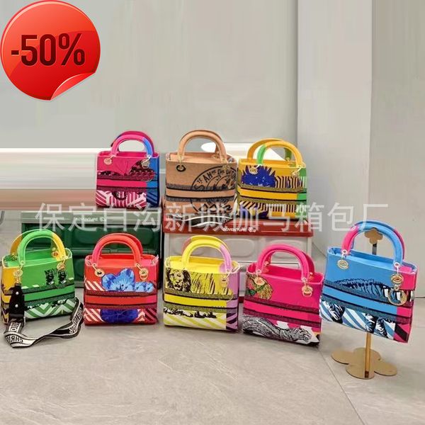 the factory directly fashion small 2022 new color painted hand minis msenger princs diana bag foreign style female satchel
the factory directly fashion small 2022 new color painted hand minis msenger princs diana bag foreign style female satchel