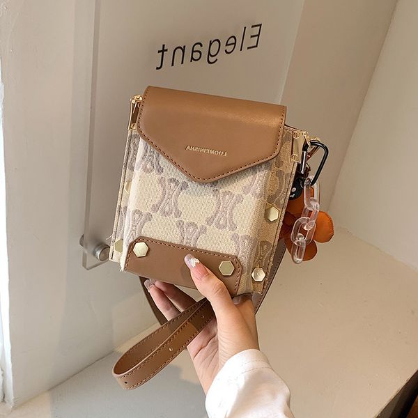 designer bags niche design women's 2022 new versatile light luxury one shoulder messenger small square flower mobile phone
designer bags niche design women's 2022 new versatile light luxury one shoulder messenger small square flower mobile phone