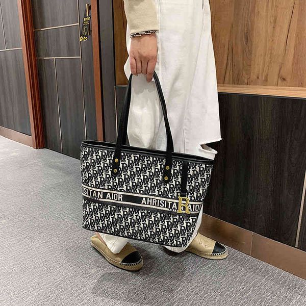 2022 factory wholesale new tote versatile large capacity women's work commuter hand one shoulder handbag
2022 factory wholesale new tote versatile large capacity women's work commuter hand one shoulder handbag