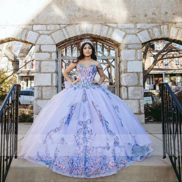 2022 bling lilac sequined lace quinceanera dresses crystal beading off shoulder ball gown vestidos de dress guest corset back tulle ruffles, Blue;red
2022 bling lilac sequined lace quinceanera dresses crystal beading off shoulder ball gown vestidos de dress guest corset back tulle ruffles, Blue;red