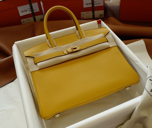 birkin30cm cc9d bag jaune ambre togo leather buckle, the color scheme of looks more formal.
birkin30cm cc9d bag jaune ambre togo leather buckle, the color scheme of looks more formal.