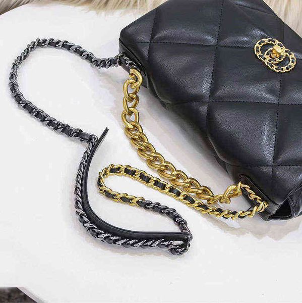 2022 classic leather women's bag chain high-grade elegant urban simple flip portable single shoulder women's bag
2022 classic leather women's bag chain high-grade elegant urban simple flip portable single shoulder women's bag