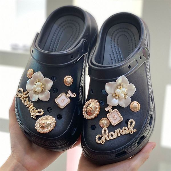 1 set jibz charms designer bling luxury flower perfume accessories decorations for croc golden pearl rhinestones shoes 220720, White;pink
1 set jibz charms designer bling luxury flower perfume accessories decorations for croc golden pearl rhinestones shoes 220720, White;pink