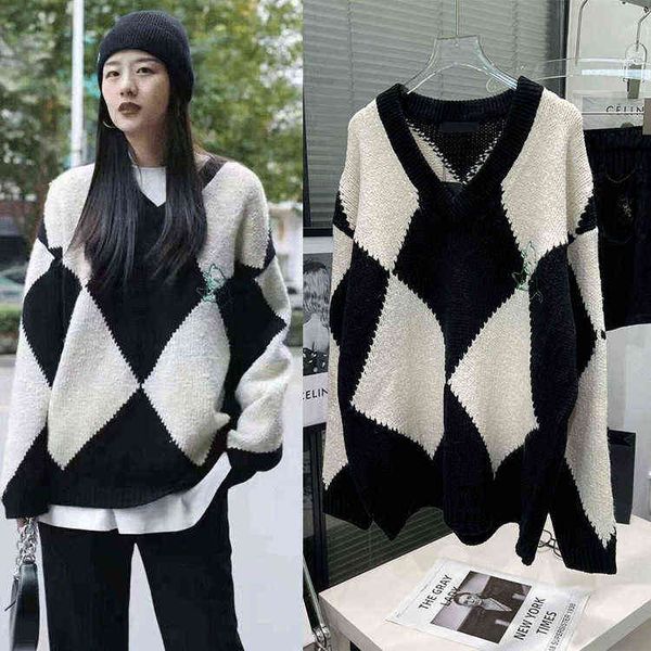 winter new black and white diamond lattice embroidery cat loose v-neck wool sweater simple, White;black
winter new black and white diamond lattice embroidery cat loose v-neck wool sweater simple, White;black
