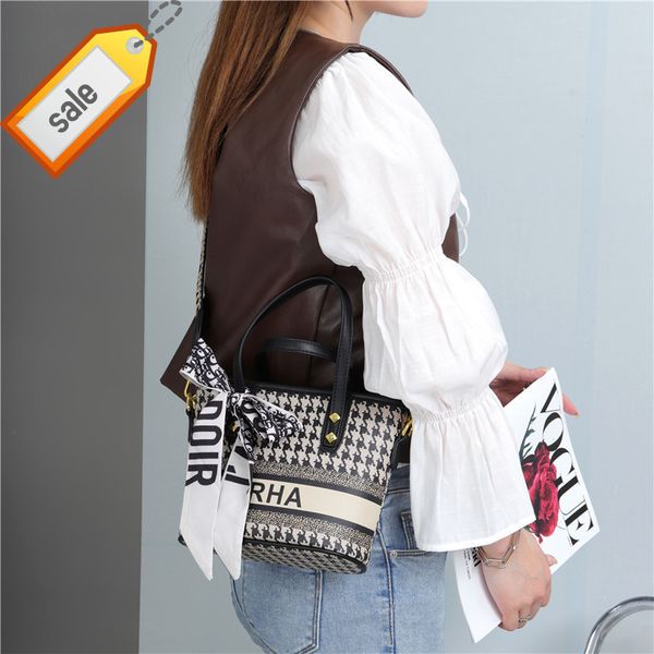 2022 trendy fashion design ladies bags factory direct clothing silk new shoulder women's small
2022 trendy fashion design ladies bags factory direct clothing silk new shoulder women's small