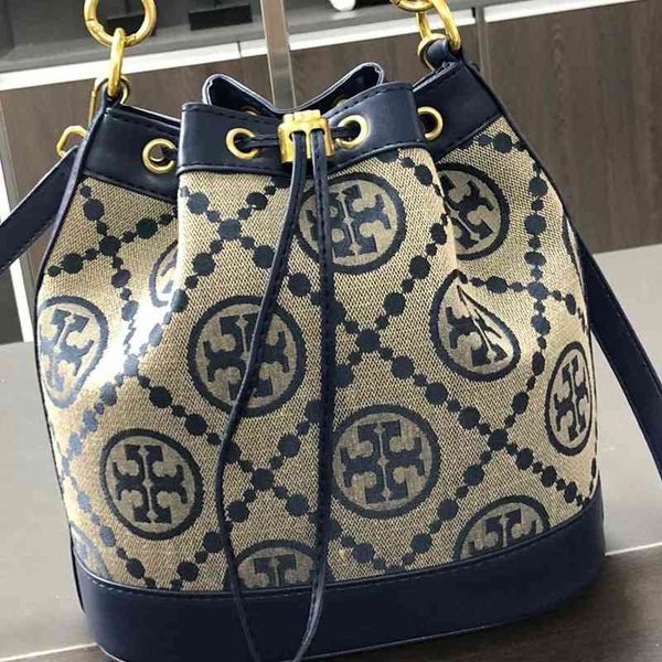 2022 new korean red book with the same printing bucket bag portable single shoulder messenger bag schoolgirl luxury designer
2022 new korean red book with the same printing bucket bag portable single shoulder messenger bag schoolgirl luxury designer