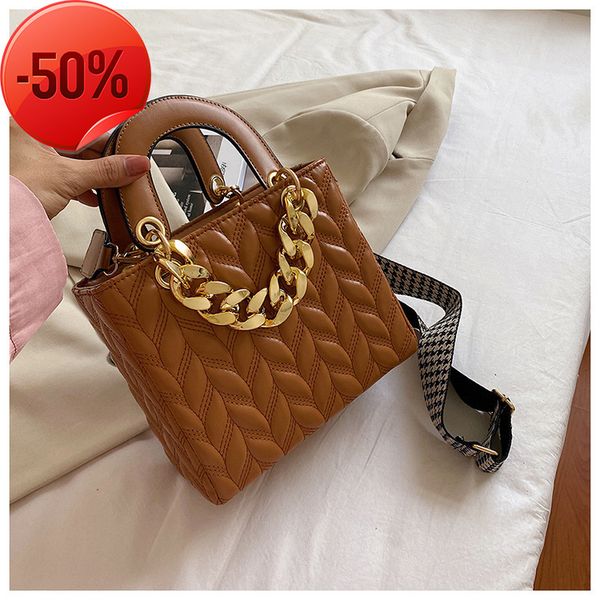 luxury designerdai fei female 2022 fashion chain portable small square high sense one shoulder messenger bag
luxury designerdai fei female 2022 fashion chain portable small square high sense one shoulder messenger bag