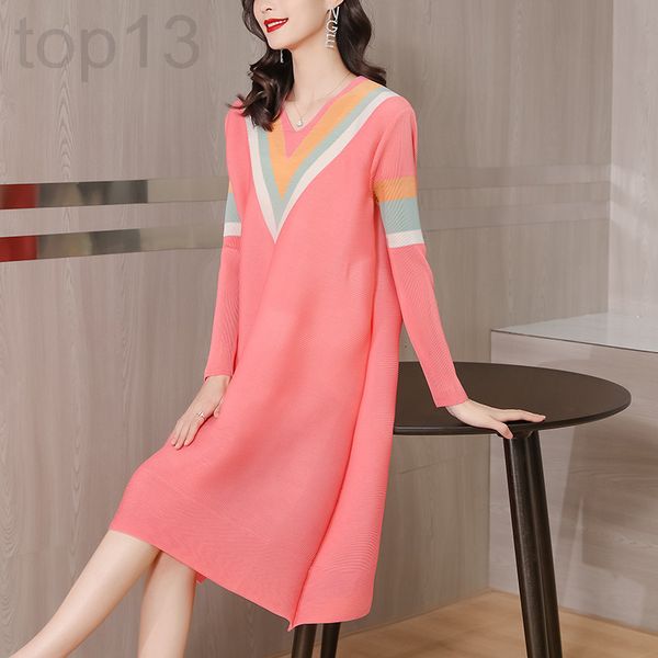 casual dresses designer sanzhai fold new early autumn leisure large size cover belly thin navy v-neck dress 1102 i2u0, Black;gray
casual dresses designer sanzhai fold new early autumn leisure large size cover belly thin navy v-neck dress 1102 i2u0, Black;gray