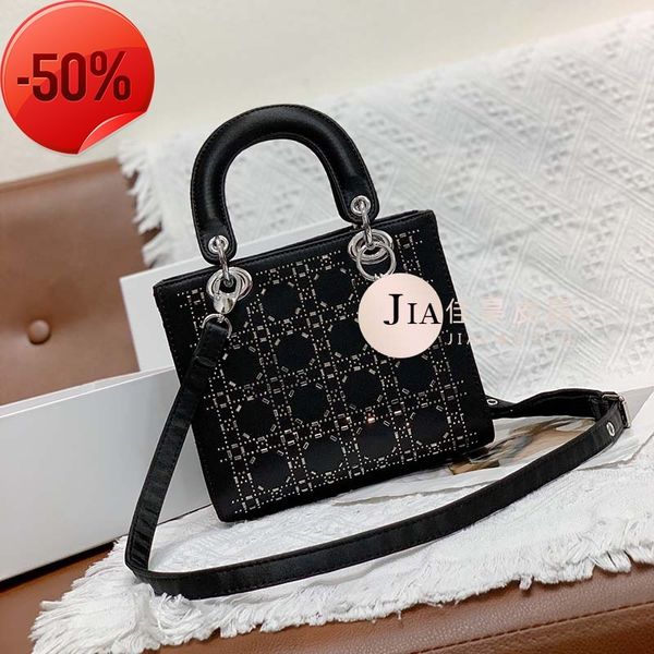 the factory directly diamond satin bag female 2022 new rhintone princs of the year bag 100 hand lift msenger net red star
the factory directly diamond satin bag female 2022 new rhintone princs of the year bag 100 hand lift msenger net red star