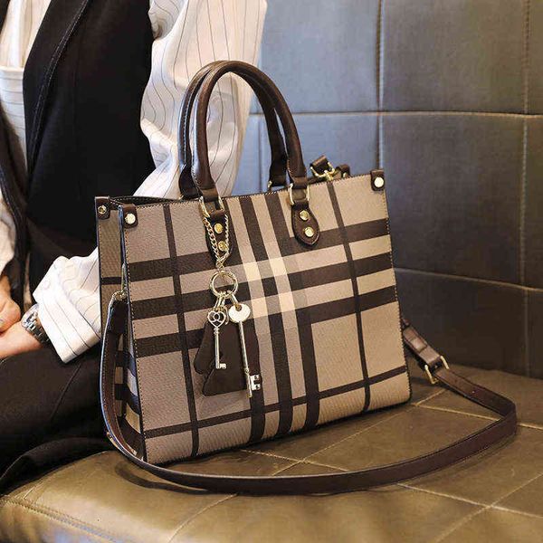 hong kong fashion women's bag 2022 versatile atmospheric lattice tote hand one shoulder bag fashion
hong kong fashion women's bag 2022 versatile atmospheric lattice tote hand one shoulder bag fashion