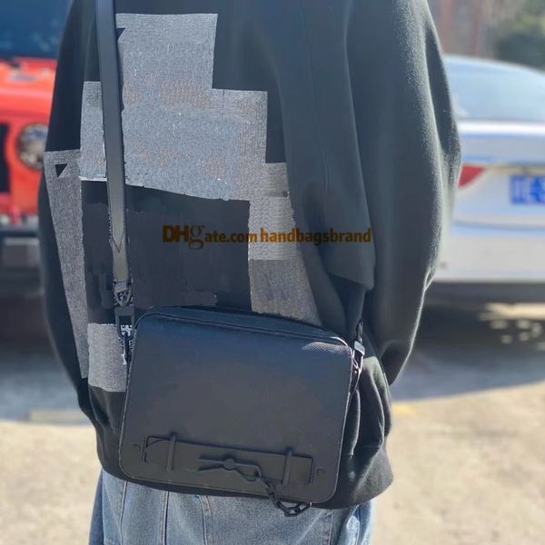m45585 luxury designer messenger bag leather sport shoulder bag men storage travel fashion famous brand postman bag size 23.5 x 17 x 6cm
m45585 luxury designer messenger bag leather sport shoulder bag men storage travel fashion famous brand postman bag size 23.5 x 17 x 6cm