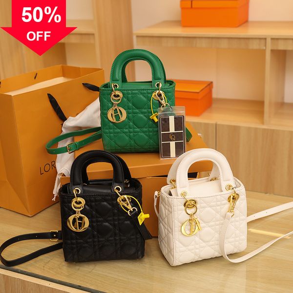 new high-grade texture classic small portable msenger versatile style fashionable retro women's totes shoulder bag
new high-grade texture classic small portable msenger versatile style fashionable retro women's totes shoulder bag