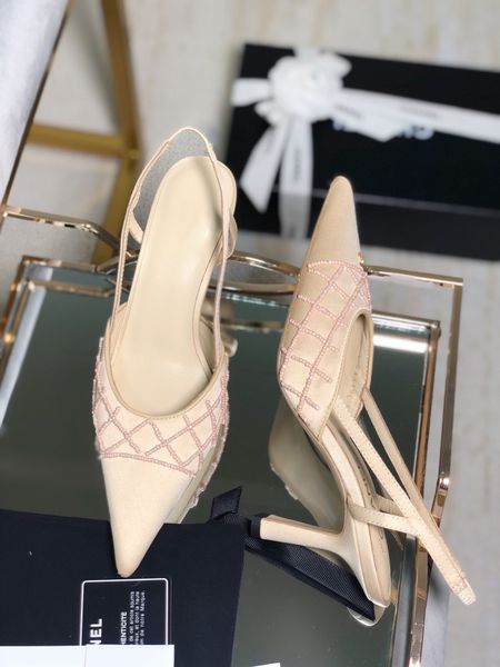 classic mid-heel women sandals diamond decoration fashion wear comfortable with size 34-40, Black
classic mid-heel women sandals diamond decoration fashion wear comfortable with size 34-40, Black