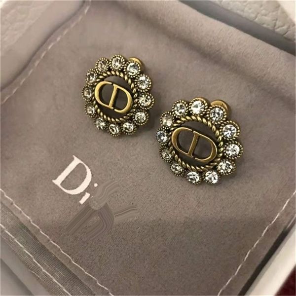 2022 fashion 20% off designer jewelry d family letter small flower earrings, Golden
2022 fashion 20% off designer jewelry d family letter small flower earrings, Golden