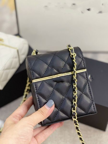 small square bag chain shoulder bag cross-body 5a high-end quality women's fashion underarm banquet coin purse designer luxury
small square bag chain shoulder bag cross-body 5a high-end quality women's fashion underarm banquet coin purse designer luxury