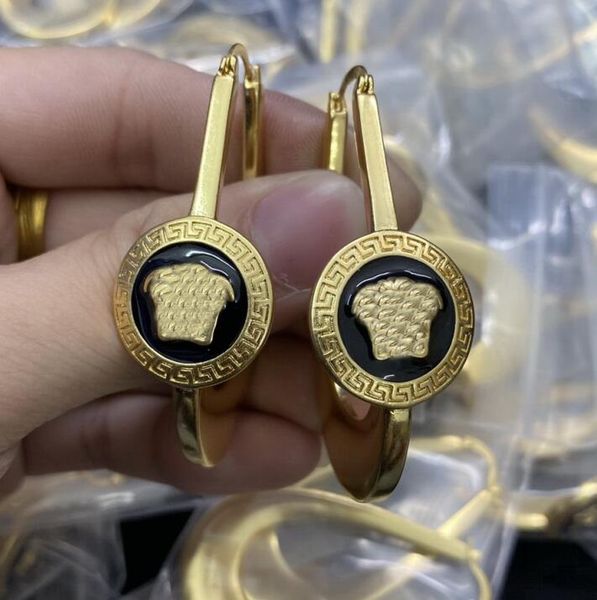 fashion new designed round hanging card full diamonds earring stud banshee medusa head portrait 18k gold plated women's earring hoop la, Golden;silver
fashion new designed round hanging card full diamonds earring stud banshee medusa head portrait 18k gold plated women's earring hoop la, Golden;silver