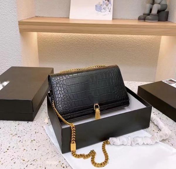fashion women handbag luxury brand designer shoulder bag 2022 chain high-quality lambskin and metal hardware crossbody bags will never fade
fashion women handbag luxury brand designer shoulder bag 2022 chain high-quality lambskin and metal hardware crossbody bags will never fade