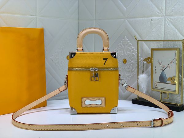 2022 luxury handbag wallet purse youth boy girl fashion mini shoulder bags high end yellow vertical box trunk fashion crossbody bag m59666, Red;black
2022 luxury handbag wallet purse youth boy girl fashion mini shoulder bags high end yellow vertical box trunk fashion crossbody bag m59666, Red;black