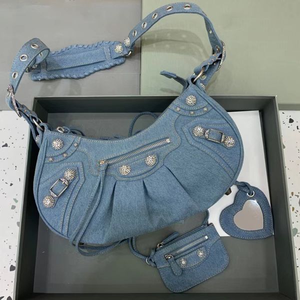 ble cagole le cagole xs bucket bag shoulder bag crocodile embossed with rhinestones white arena crossbody luxury designers leather motocycle
ble cagole le cagole xs bucket bag shoulder bag crocodile embossed with rhinestones white arena crossbody luxury designers leather motocycle