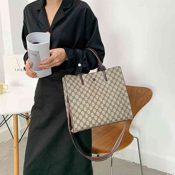 fashion women's new high-quality versatile bag luxury designer wide shoulder strap fashion tote large capacity hand single diagonal buc
fashion women's new high-quality versatile bag luxury designer wide shoulder strap fashion tote large capacity hand single diagonal buc