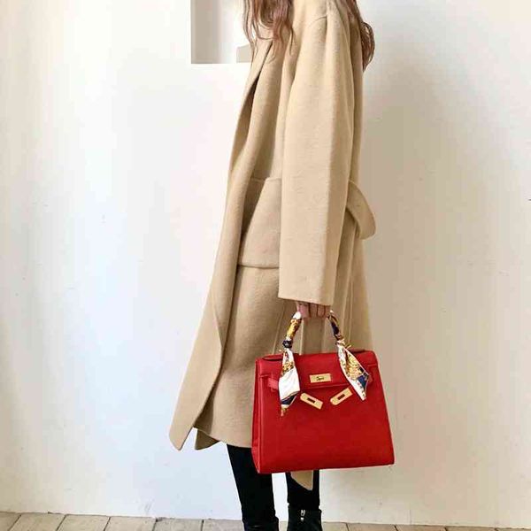 explosive fashion bags heme 2022 style wind bright leather women's handbag simple single lock fashionable messenger shoulder bag
explosive fashion bags heme 2022 style wind bright leather women's handbag simple single lock fashionable messenger shoulder bag