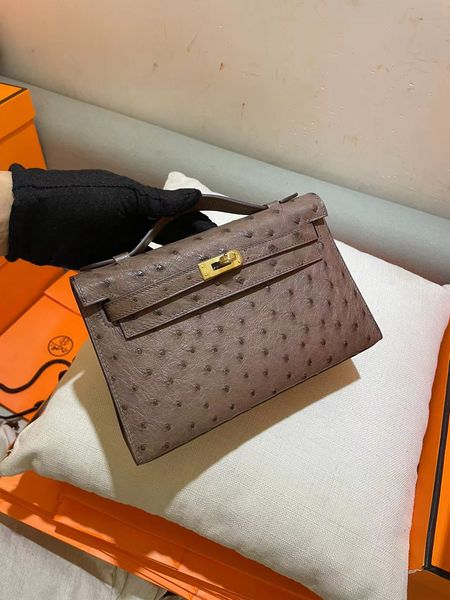 22cm real ostrich totes brand purse fully handmade stitching with wax line dark brown 2 colors to choose fast delivery wholesale price
22cm real ostrich totes brand purse fully handmade stitching with wax line dark brown 2 colors to choose fast delivery wholesale price