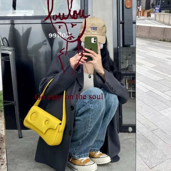2022 summer new underarm bag fashion cheese bag sweet girl one shoulder diagonal bags, Black;red
2022 summer new underarm bag fashion cheese bag sweet girl one shoulder diagonal bags, Black;red