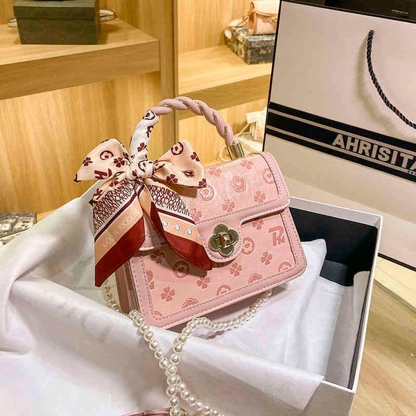 2022 factory wholesale new super fire cool strange bear embossed female fashion silk scarf belt foreign style pearl messenger single shoulde
2022 factory wholesale new super fire cool strange bear embossed female fashion silk scarf belt foreign style pearl messenger single shoulde