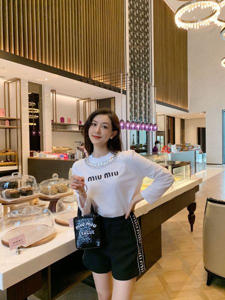 women's pants & capris designer 22 spring and summer new style side sequin contrast color slightly pulled high waist shorts show thin v, Black;white
women's pants & capris designer 22 spring and summer new style side sequin contrast color slightly pulled high waist shorts show thin v, Black;white