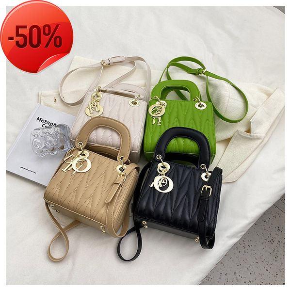the factory directly minority dign female 2022 new fashion portable princs of wal single shoulder bag wholesale low price
the factory directly minority dign female 2022 new fashion portable princs of wal single shoulder bag wholesale low price
