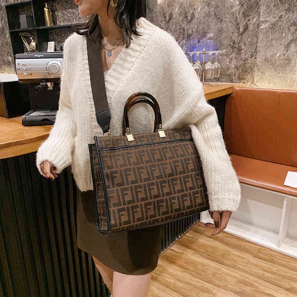 new fashion korean women's bag portable large capacity messenger shoulder fashionable ins tote bag
new fashion korean women's bag portable large capacity messenger shoulder fashionable ins tote bag