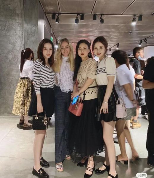 2022 navy star embroidered short sleeve knit sweater new contrast color letter puff shoulder classic fit, White;black
2022 navy star embroidered short sleeve knit sweater new contrast color letter puff shoulder classic fit, White;black