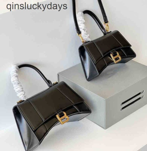 bags fashion balencigas premium 2022 b family letter leather buckle crocodile hourglass single shoulder women's bag hand-held
bags fashion balencigas premium 2022 b family letter leather buckle crocodile hourglass single shoulder women's bag hand-held