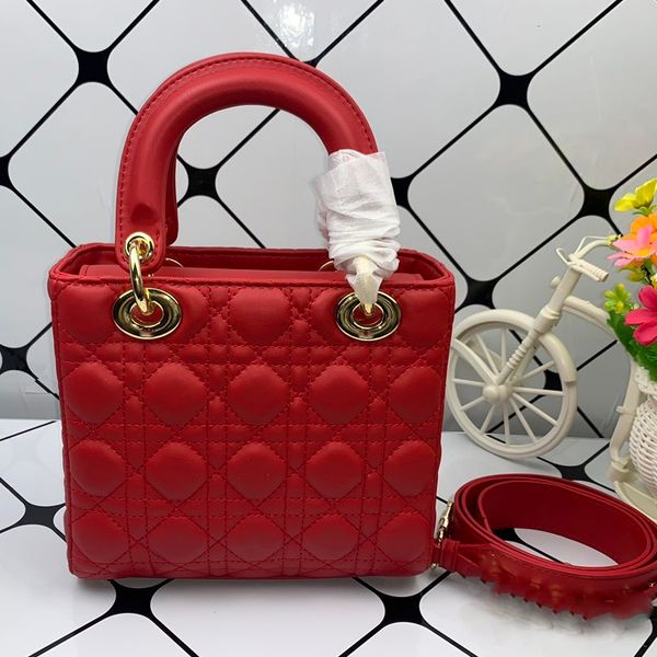 tote bag designer handbag high-quality patent leather diagonal fashion classic four-grid embroidery thread all-match ladies body small squar
tote bag designer handbag high-quality patent leather diagonal fashion classic four-grid embroidery thread all-match ladies body small squar
