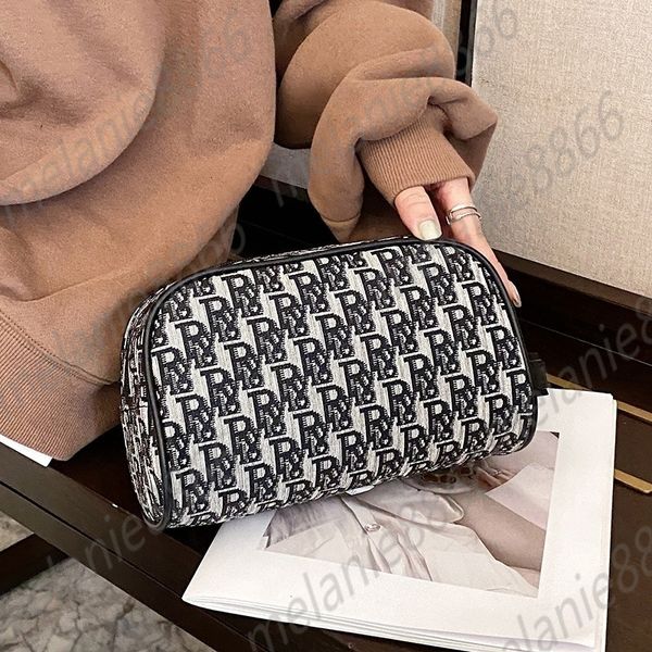 nieuwe cosmetische zakken koreaanse brief afdrukken waterdichte licht kleine temperament opbergtas reizen wassen beauty bag
nieuwe cosmetische zakken koreaanse brief afdrukken waterdichte licht kleine temperament opbergtas reizen wassen beauty bag