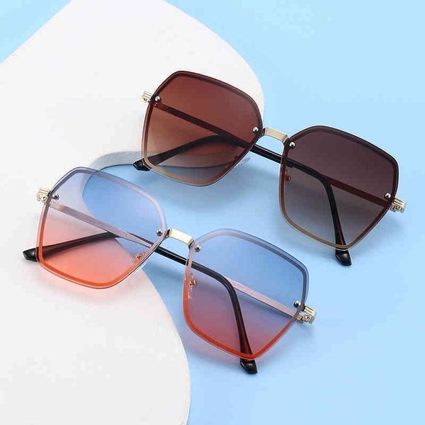 new personalized handsome gradient sunglass ins korean fashion cool tide uv proof sunglass for men and women, White;black
new personalized handsome gradient sunglass ins korean fashion cool tide uv proof sunglass for men and women, White;black