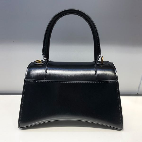 retro solid color hourglass bag metal letter buckle leather handbag ladies new large capacity multifunctional fashion diagonal shoulder bag
retro solid color hourglass bag metal letter buckle leather handbag ladies new large capacity multifunctional fashion diagonal shoulder bag