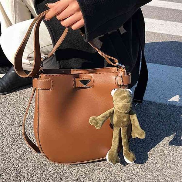 autumn and winter large capacity female ins simple bucket leisure single shoulder bag
autumn and winter large capacity female ins simple bucket leisure single shoulder bag
