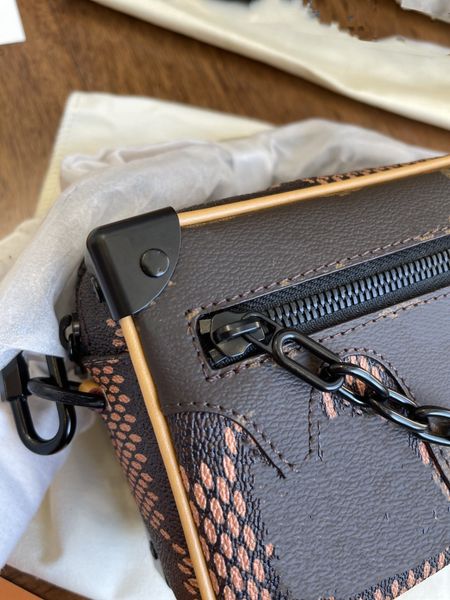 wholesale 2022 new small square bag designer box bag classic canvas material cool shoulder bags for men and women
wholesale 2022 new small square bag designer box bag classic canvas material cool shoulder bags for men and women