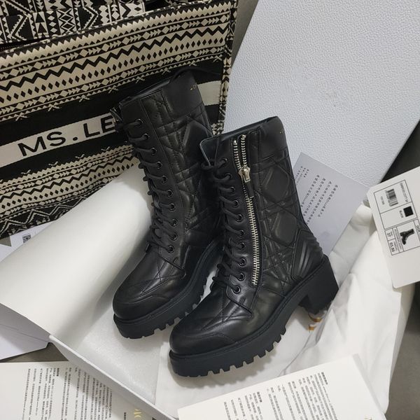 stylish modern and distinctive women's ankle boots are crafted in cowskin leather and decorated with a quilted rattan pattern comfortab, Black
stylish modern and distinctive women's ankle boots are crafted in cowskin leather and decorated with a quilted rattan pattern comfortab, Black