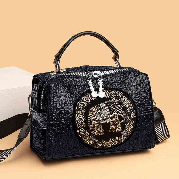 snake skin sequin pillow bag embroidered jixiang multipurpose double shoulder bag foreign style ins drill women's bag 220615
snake skin sequin pillow bag embroidered jixiang multipurpose double shoulder bag foreign style ins drill women's bag 220615