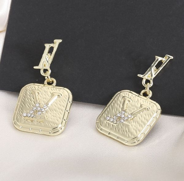 20style 18k gold plated luxury designers letter stud brand design geometric famous women long eardrop crystal rhinestone pearl earring bride, Golden;silver
20style 18k gold plated luxury designers letter stud brand design geometric famous women long eardrop crystal rhinestone pearl earring bride, Golden;silver