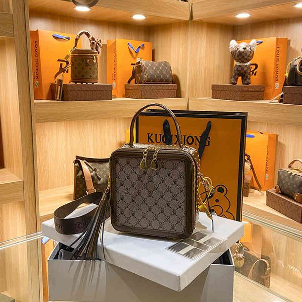 early spring perfume boxes, old flowers, hand small fashion bags, fashionable, light, luxurious, single shoulder
early spring perfume boxes, old flowers, hand small fashion bags, fashionable, light, luxurious, single shoulder