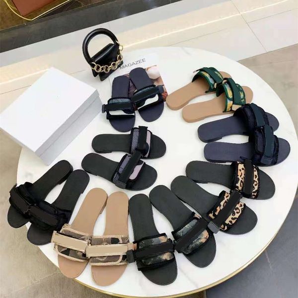 2022 luxury designer sandals summer flat slipper fashion beach woman big head letters slippers hoop&loop with box fat big size 35-42, Black
2022 luxury designer sandals summer flat slipper fashion beach woman big head letters slippers hoop&loop with box fat big size 35-42, Black