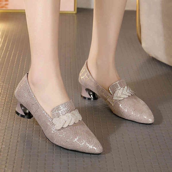 dress shoes spring and autumn patent leather women's shoes pointed thick middle heel large size metal commuting single axhj, Black
dress shoes spring and autumn patent leather women's shoes pointed thick middle heel large size metal commuting single axhj, Black
