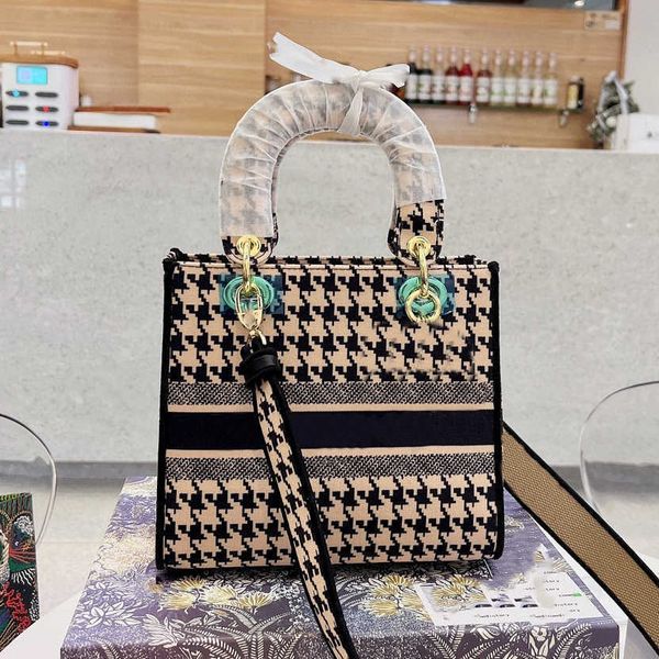 2022 fashion totes designer handbags women's wallets shoulder bags leather luxury bag ladies shopping package 01
2022 fashion totes designer handbags women's wallets shoulder bags leather luxury bag ladies shopping package 01