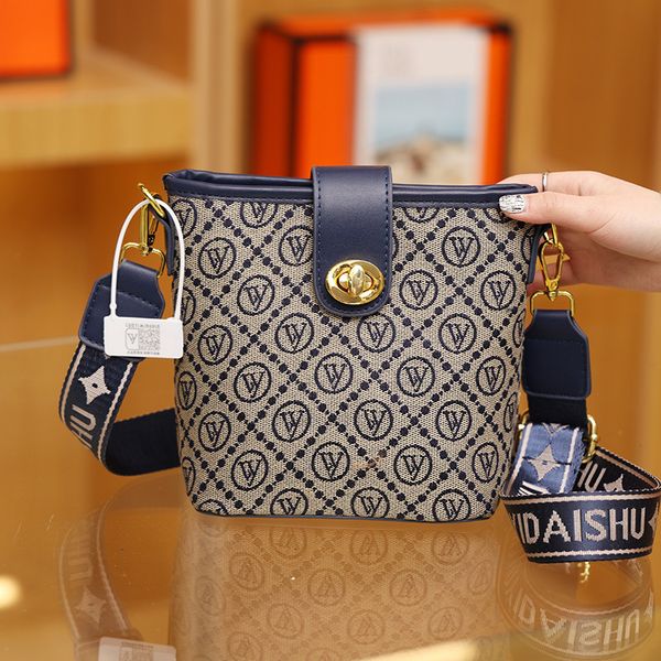wholesale factory leathers shoulder bags classic retro contrast printing bucket bag simple joker letter women handbag elegant blue fashion l
wholesale factory leathers shoulder bags classic retro contrast printing bucket bag simple joker letter women handbag elegant blue fashion l