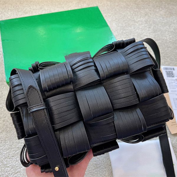 2022 luxury fashion leather designer bag woven tofu bag for ladies with one shoulder
2022 luxury fashion leather designer bag woven tofu bag for ladies with one shoulder
